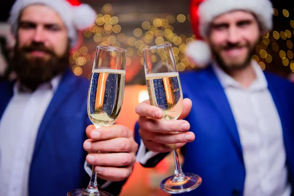 Mensen uit het bedrijfsleven drinken champagne op feestje. Collega's vieren Nieuwjaar. Mannen formele pakken en santa hoeden houden champagneglazen. Cheers concept. Corporate partij New year. Partij met champagne — Stockfoto