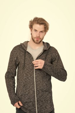 Sakal ve şık saç adam.