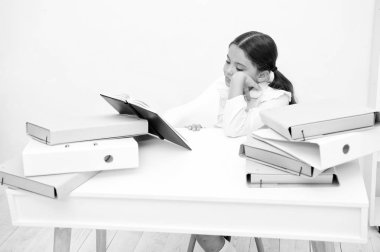 Sıkılmış kavramı. Sevimli kız çok bilgi ile sıkıldı. Küçük çocuk hissediyorum bıkkın ve ödev yapmak sıkıcı. Sıkıldım