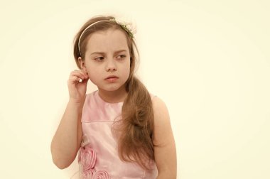 Pembe elbiseli uzun sarı saç düzeltme Küpeli Kız