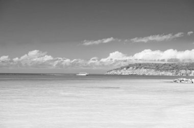 Gökyüzü bulutlu sakin deniz plaj tropikal resort üzerinde. Tekne turizm turkuaz Okyanusu lagün gemisiyle. Turistik. Seyahat turizm tekne sakin lagün. Tatilciler için deniz gezi