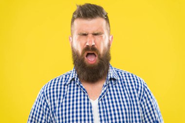Hapşıran suratlı sakallı hippi. Gözleri kapalı. Sarı arka planı kapatın. Acımasız hipster hapşırması. Alerji konsepti. Alerji ilaçları al. Hapşırmadan duramıyorum. Hapşıracağım.