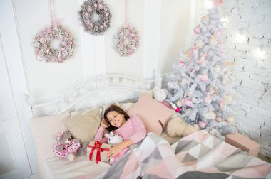 küçük kız evde uyuyor. Noel tatili. Noel Baba'yı bekliyorum. Kış. Xmas önce sabah. Uyku. Yeni Yılınız Kutlu Olsun. Noel alışveriş. küçük çocuk kızla xmas hediyesi. En güzel hediye