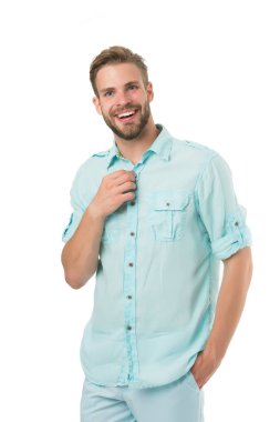 Burası çok sıcak. Beyaz arka planda gülümseyen yakışıklı sakallı adam izole edilmiş. Neşeli gülümseme maçosu gömleğinin düğmelerini açarken kendini seksi hisseder. Olumlu duygular. Parlak bir gülümseme. İçten gülümseyen adam