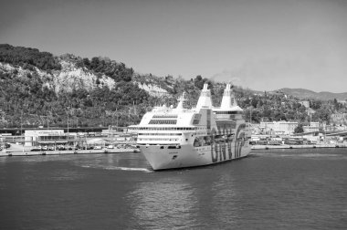 Barselona, İspanya, 30 Mart 2016: okyanus gemisi Gnv Rhapsody Genova dağlar, deniz limanında. Hedef ve liner gezi gezisi. Yaz tatili liner. keşif deniz gemisi tarafından seyahat