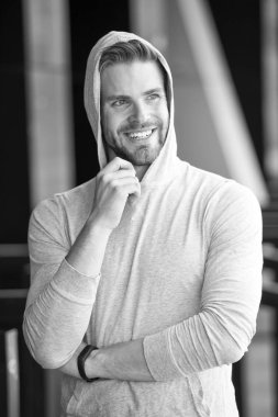 Gelecekteki başarı hayal ediyorum. Adam çekici rahat kıyafetler başlıklı sakallı. Kıl defocused rüya gibi yüz kentsel arka plan gülümseyen adam. Kapüşonlu adam tıraşsız adam görünüyor yakışıklı. Başarı hakkında rüya