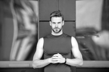 Başlamak için hazır hissediyor. Adam çekici görünüm tutan eller gergin jest sakallı. Adam hipster kıl katı yüz kentsel arka plan. Sakallı karar eğitim başlatmak kendine güvenen ayarla