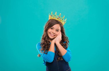 Güzellik Yarışması modeli. Çocuk giyim Prenses altın taç sembolü. Kız şirin bebek giyim taç stand mavi arka planı süre. Çocukluk kavramı. Her kız prenses olmak için hayal. Bayan küçük prenses