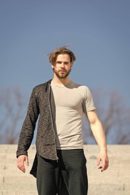 Sakal aşınma tshirt güneşli açık, moda olan adam. Mavi gökyüzü, perspektif maço kürsüye. Erkek moda ve stil. Perspektif, gelecek, özgürlük