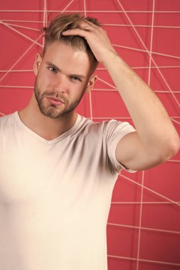 Sakallı adam saçına dokunur ve şık bir saç kesimi yapar. Sakallı, sakalsız maço. Sağlıklı, genç yüzlü bir adam. Kuaförde ya da berber dükkanında saç bakımı. Gençlik ve güzellik