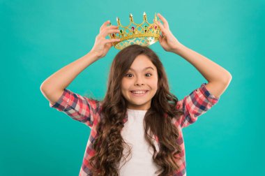 Hayalleri gerçek oldu. Çocuk giyim Prenses altın taç sembolü. Kız şirin bebek giyim taç stand mavi arka planı süre. Prenses kavram olur. Her kız prenses olmak hayal. Bayan küçük prenses