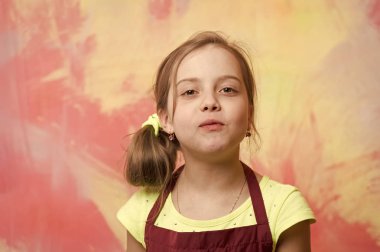 Ağzına kadar dolu ile poz bebek kız