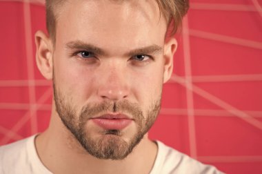 Genç ve sağlıklı ciltli sakallı bir adam. Sakallı ve bıyıklı adam. Tıraşsız suratlı maço. Berber dükkanında ya da kuaförde sakal bakımı ve bakım. Cilt bakımı ve erkeklerin güzellik konsepti