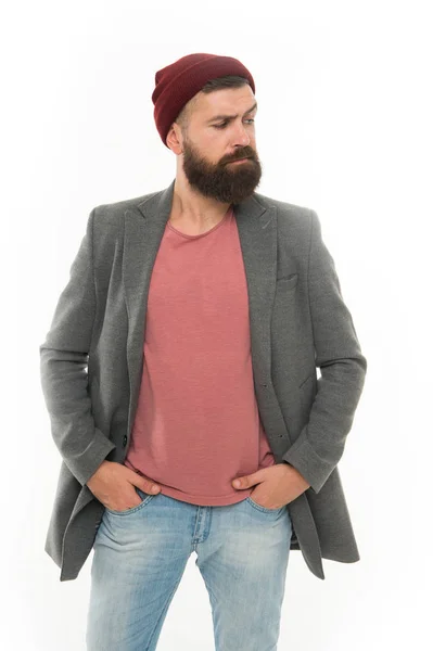 Στολή τάση της μόδας. Κομψά casual ντύσιμο για τη σεζόν φθινόπωρο και την άνοιξη. Ανδρικά ενδύματα και έννοιας ανδρικής μόδας. Ο άνθρωπος γένια hipster κομψό μοντέρνο παλτό και καπέλο. Κομψό ντύσιμο καπέλο φωτεινό αξεσουάρ — Φωτογραφία Αρχείου