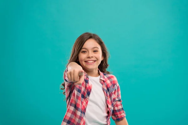 Petite fille cheveux longs a eu une idée brillante. Petit sourire d'enfant excité avec une nouvelle idée debout sur fond bleu. C'est le but. Solution d'idée. Fille visage joyeux mignon découvert idée importante — Photo