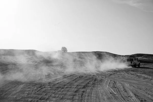 Competition racing challenge desert. Car overcome sand dunes obstacles. Car drives offroad with clouds of dust. Offroad vehicle racing obstacles in wilderness. Endless wilderness. Race in sand desert — Stock Photo, Image