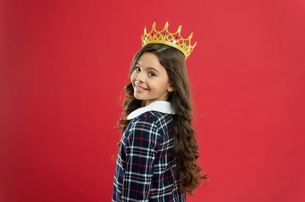 Señorita Princesita Chica Llevar Corona Fondo Rojo Concepto Niño Mimado — Foto de Stock