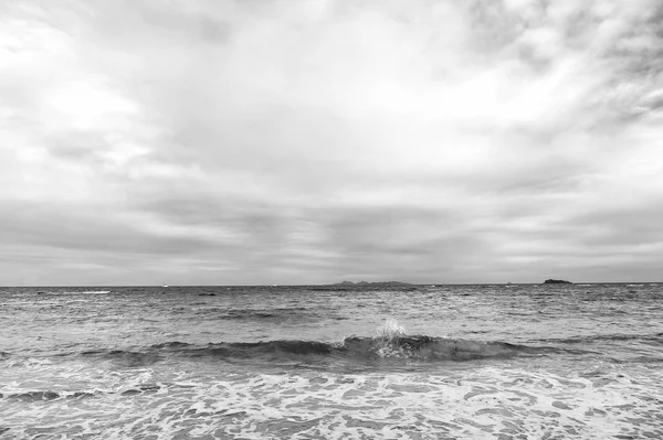 Морские волны на облачном небе в Филипсбурге, Синт-Мартен. Морской пейзаж и небо с облаками, белый облачный пейзаж. Пляжный отдых на Карибах, похоть. Свобода, перспектива и будущее . — стоковое фото