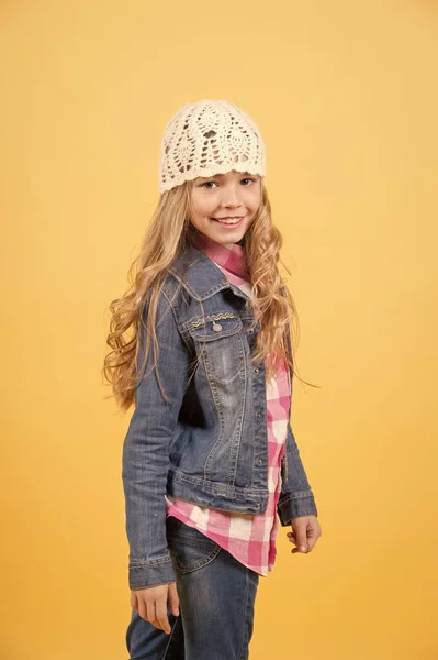 Menina de jeans terno, chapéu, camisa xadrez no fundo laranja — Fotografia de Stock