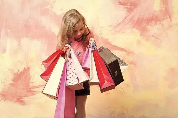Criança ou menina pequena com saco de compras ou presente pack — Fotografia de Stock