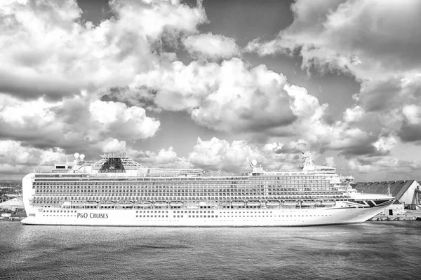 P O Cruises. Azura cruise ship docked in sea port on cloudy sky. Cruise ship transportation. Travelling by cruise sea ship. Cruise ship summer vacation — Stock Photo, Image
