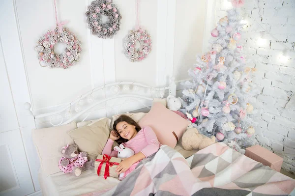 küçük kız evde uyuyor. Noel tatili. Noel Baba'yı bekliyorum. Kış. Xmas önce sabah. Uyku. Yeni Yılınız Kutlu Olsun. Noel alışveriş. küçük çocuk kızla xmas hediyesi. En güzel hediye