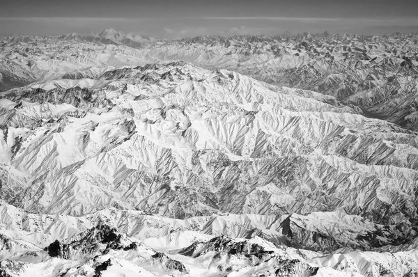 Χιονισμένες κορυφές σε ορεινό τοπίο. Επιφάνεια της γης. Προστασία του περιβάλλοντος και της οικολογίας. Ταξίδια και περιπλάνησης. Γη μας είναι το μέλλον της γενιάς μας — Φωτογραφία Αρχείου