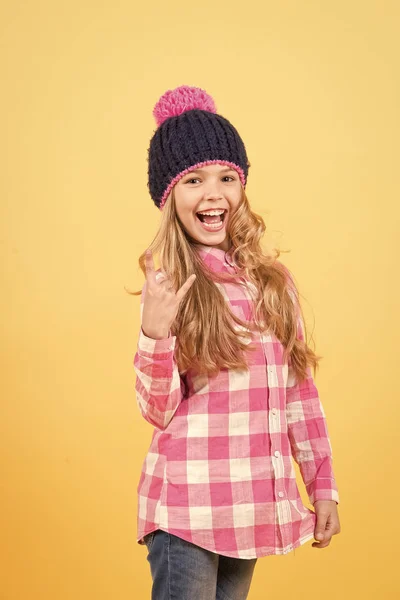 Menina de chapéu, camisa xadrez no fundo laranja — Fotografia de Stock