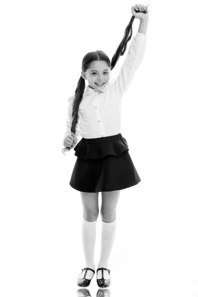 A scuola. E 'ora di andare a scuola. tempo di scuola per la bambina felice isolato su bianco. La bambina passa il tempo a scuola. scolaretta. — Foto Stock