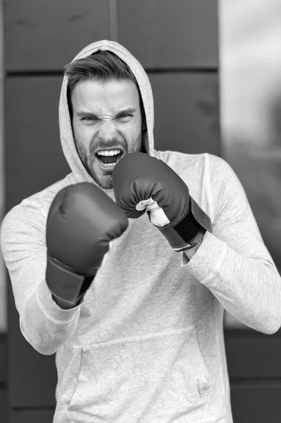 Boksz koncepció. Energetikus sportoló bokszkesztyűben. Férfi bokszoló készen áll a bokszra. Semmi sem fogható a bokszhoz. — Stock Fotó