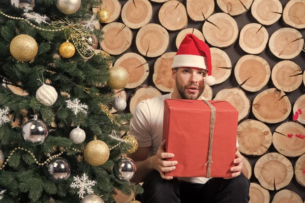 Санта-мужчина с коробкой на рождественской елке — стоковое фото