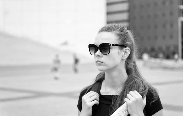 Lunettes de soleil touriste fille profiter de la vue Paris centre-ville place. Femme debout devant l'espace de copie de l'architecture urbaine. Doit visiter un endroit. Guide touristique pour explorer Paris. Backpacker explorer la ville — Photo