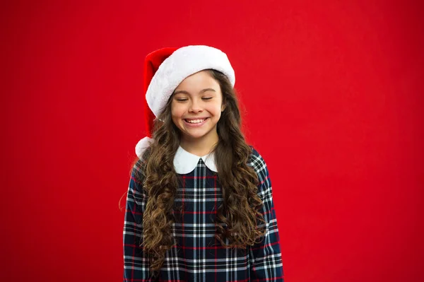 Šťastné Vánoce. Malá holčička. Dárek na Vánoce. Dětství. Malé dítě dívka v santa red hat. Vánoční nákupy. Novoroční večírek. Santa claus kid. Příjemné svátky. směje se neustále — Stock fotografie