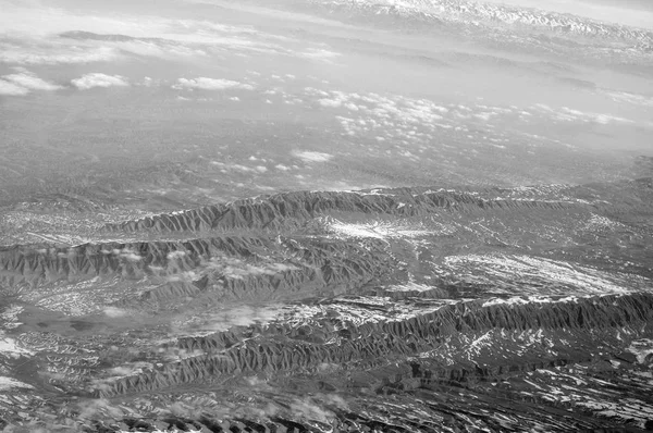 Paisagem de montanha, vista aérea. Superfície terrestre. Protecção do ambiente e ecologia. Vagueando e viajando. Manter a terra limpa — Fotografia de Stock