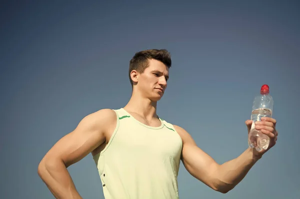 นักกีฬาในเสื้อสีเขียวบนท้องฟ้าสีฟ้า — ภาพถ่ายสต็อก
