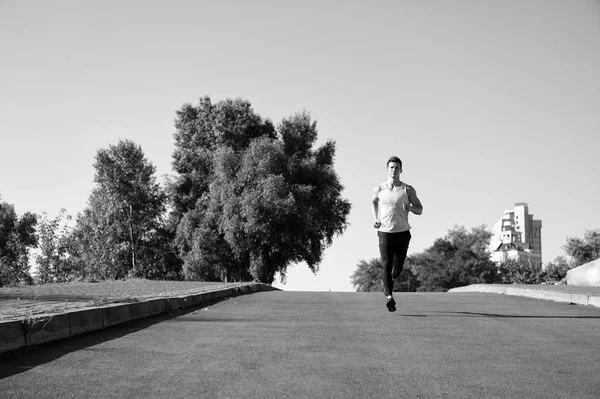 Läufer auf sonniger Straße. Männerläufertraining im Freien. Runner Athlet Workout. Selbstbewusster Läufer. — Stockfoto