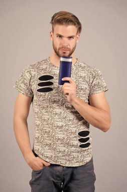 Jel ile adam veya elinde şişe şampuan