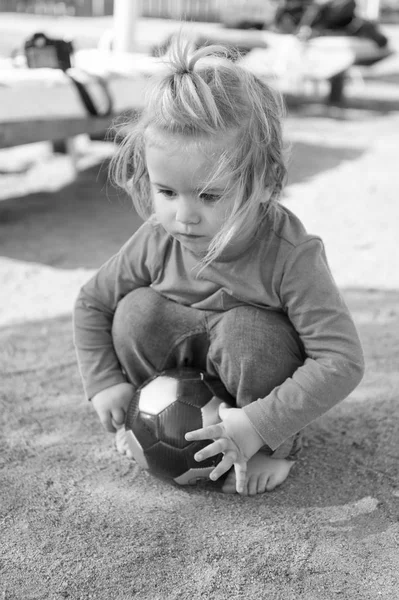 Resort hotel ofrece entretenimiento para los niños. El niño juega solo con la pelota. Chico lindo quiere divertirse. Bebé niño pelo rubio jugar con la pelota al aire libre. Niño de vacaciones necesita entretenimiento —  Fotos de Stock