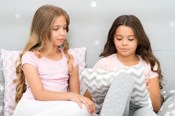 Comunicación de hermanas. Las niñas en pijama lindo pasar tiempo juntos en el dormitorio. Las hermanas se comunican mientras se relajan en el dormitorio. Tiempo en familia. Los niños se relajan y se divierten por la noche. Hermanas de ocio —  Fotos de Stock