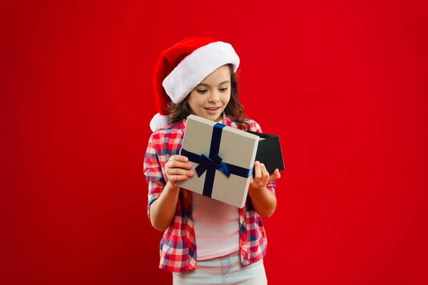 Estoy esperando. Fiesta de año nuevo. Chico Santa Claus. Niña con sombrero rojo de santa. Regalo para Navidad. Infancia. Felices fiestas de invierno. Niña pequeña. Compras de Navidad. Nochebuena —  Fotos de Stock