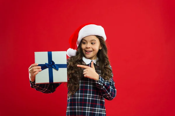 幸せな冬の休日。小さな女の子。新年会。サンタ クロース子供。赤いサンタの帽子で、幼い女の子子供。クリスマスのプレゼント。子供の頃。クリスマスの買い物。クリスマス サイバー月曜日 — ストック写真