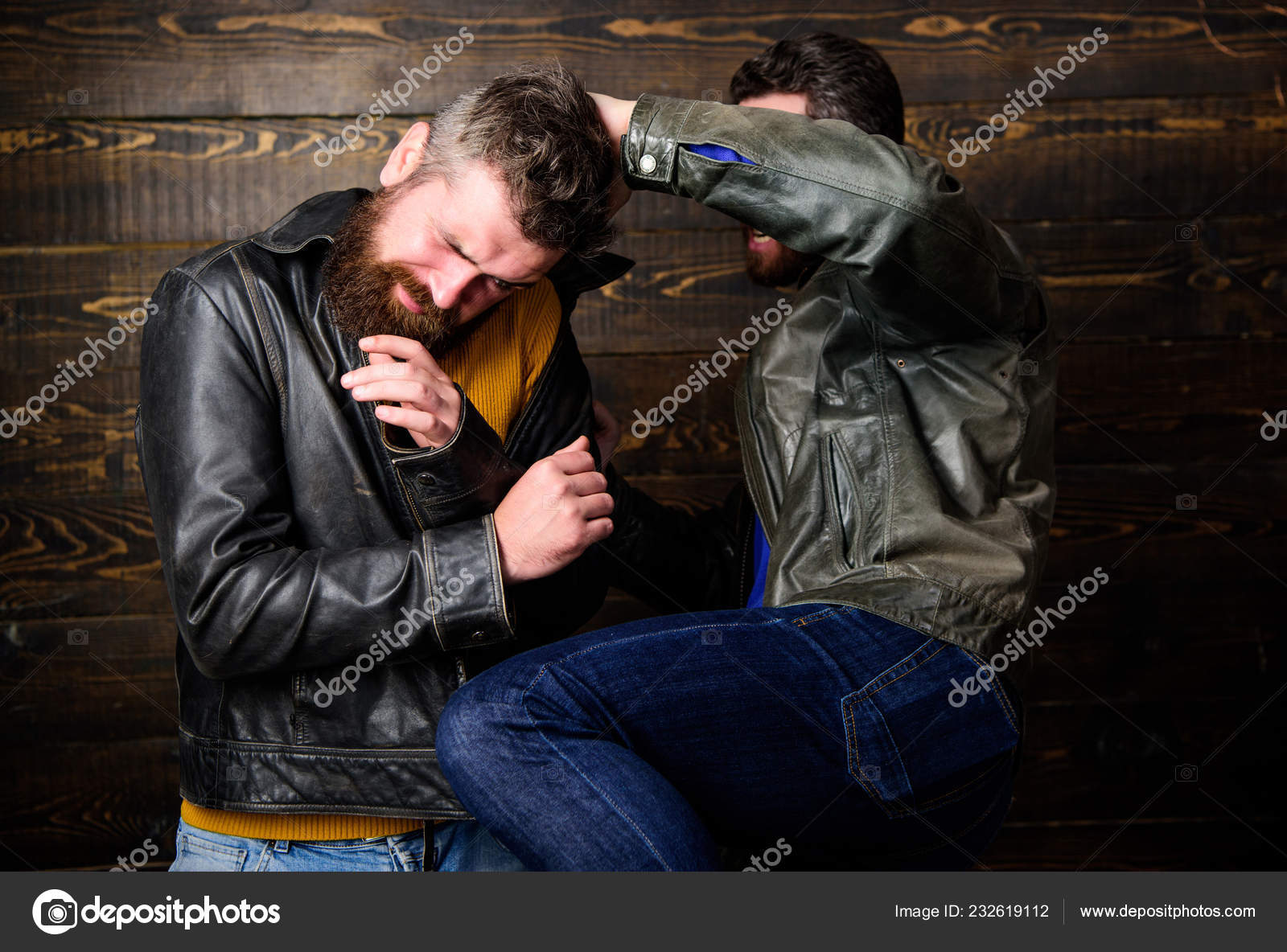 Menn brutale pøbler bruker lærjakker i kamp. Fysisk angrep. Menn med  skjegget hipster slåss. Angrep og forsvar. Aggressiv pøbel som slåss med en  sterk mobber. Gatekampkonsept – stockfoto © stetsik #232619112, image size:1600x1184