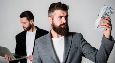 Nasıl para kazanmayı biliyorlar. Takım web geliştirici ile nakit para ile laptop ve satış yöneticisi. Uygulamalar geliştirmek. Dijital teknoloji. Bu iş. Online iş. Online para kazanmak