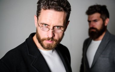 Adam yakışıklı sakallı olgun adam gözlük takıyorum. Göz sağlığı ve görme. Optik ve vizyon kavramı. Akıllı göz atmak. Akıllı görünüm için aksesuar. Gözlük takan gerçekten sen akıllısın anlamına gelebilir