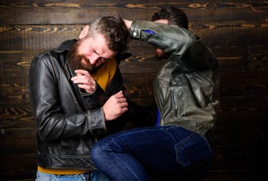 Erkekler acımasız holiganlar mücadele deri ceketler giymek. Fiziksel saldırı. Erkekler sakallı hippi mücadele. Saldırı ve savunma. Agresif holigan güçlü zorba adamla mücadele. Sokak kavgası kavramı