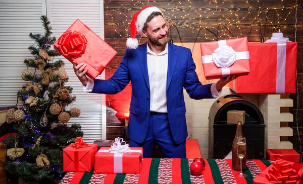 Difundir felicidad y alegría. Concepto de generosidad. Regalos para colegas. ¿Cuál es la mía? Hombre barbudo hombre de negocios llevar traje de santa sombrero celebrar cajas de regalo. Regalos de Navidad. El hombre preparó regalos para todos — Foto de Stock