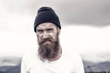 Hipster uzun sakal saç, bıyık üzerinde yüz sakallı.