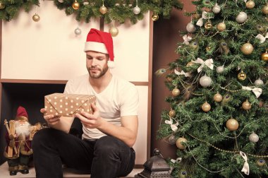 Maço sarılı kutulara şömine ile kırmızı şapkalı