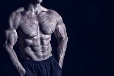 kas vücut eğitim salonunda yakışıklı vücut geliştirmeci adamla