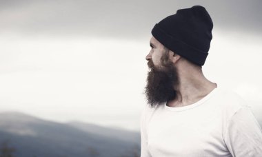 Adam uzun sakal ve bıyık açık.